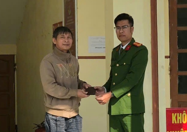 Công an xã Tuệ Tĩnh nhanh chóng xác minh, trao trả tài sản đánh rơi cho người dân